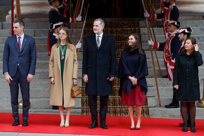 Los reyes, junto a la princesa de Asturias, el presidente del Gobierno, Pedro Sánchez, y la presidenta del Congreso, Francina Armengol a su llegada a la solemne apertura de la XV Legislatura. 