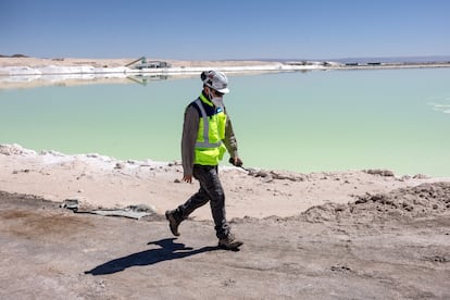 El supervisor de una mina de litio recorre un sitio de extracción en el Desierto de Atacama en agosto 2022.