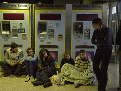 Un grupo de jóvenes, anoche, en una estación de ferrocarril de Roma.