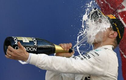 Valtteri Bottas celebra su victoria en el podio.