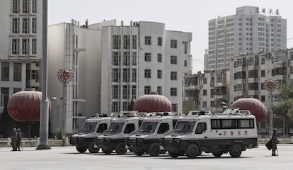 La presencia de policías armados con fusiles automáticos —muy infrecuentes en China— en centros de culto como la mezquita de Kashgar es abrumadora.