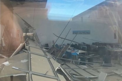 Techo desprendido en la cafetería. Un reflejo en el cristal da la impresión engañosa de que las dependencias se hayan quedado abiertas al cielo.