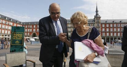 La alcaldesa Manuela Carmena, acompañada de Salvador Alemany.