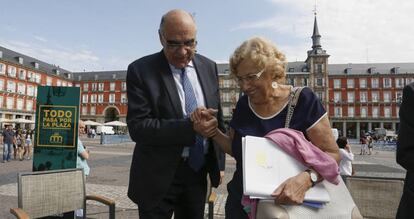 La alcaldesa Manuela Carmena, acompa&ntilde;ada de Salvador Alemany.