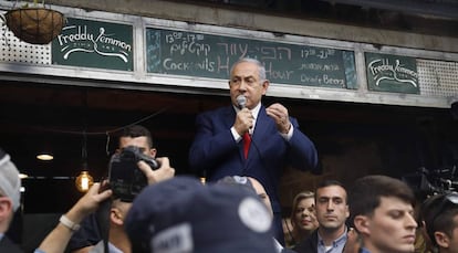O primeiro-ministro israelense, Benjamin Netanyahu, na segunda-feira em um mercado de Jerusalém.