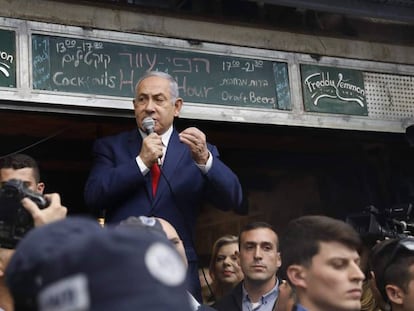 O primeiro-ministro israelense, Benjamin Netanyahu, na segunda-feira em um mercado de Jerusalém.