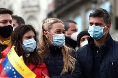 El opositor venezolano Leopoldo López y su mujer Lilian Tintori (en el centro), tras una protesta en apoyo de los venezolanos, en Madrid.