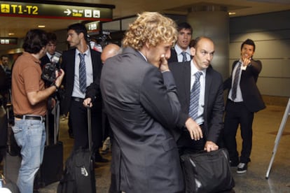 Pablo, Forlán y Agüero, en la Terminal 3 de Barajas antes de embarcar.