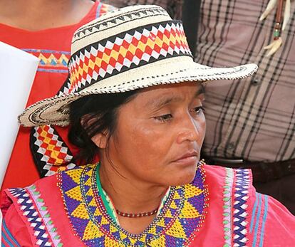 <strong> Cacique general de la etnia indígena panameña ngöbe buglé, ha luchado contra la explotación minera en sus tierras. </strong> <p>Por <b>José Meléndez. </b><p> En una tierra de rascacielos publicitada como Singapur de las Américas y base de megaproyectos, hipernegocios y ultralujos, una mujer casi sin estudios, que exhibe rombos, triángulos, círculos y semicírculos en sus vestimentas y sombreros multicolores para expresar paz y serenidad de espíritu, se bate con un rango ancestral –“Cacica General”– para contener millonarios proyectos hidroeléctricos y mineros en las comarcas indígenas en el occidente de Panamá. Ella es Silvia Carrera, de 43 años, casada (se niega a decir el número de hijos) y líder de los indígenas ngöbe, una de las cinco etnias de esa nación. Acostumbrada a enfrentar a hombres y mujeres con títulos de presidentes de poderes estatales, diputados, ministros, coroneles o tenientes, desde su humilde trono encabeza el movimiento que enfrenta a autoridades, empresarios y políticos panameños e inversionistas extranjeros, y soporta frecuentes ataques con gases lacrimógenos y balas de goma. “En la sabiduría y la inteligencia, para defender los derechos de uno no hay necesidad de ir a una universidad”. “Esta clase de desarrollo no la queremos: es pan para hoy y hambre para mañana”, dijo esta activista de minorías que incomoda al Gobierno de Panamá. <p> <hr /> <p> <strong> J. M. es colaborador de EL PAÍS en Costa Rica.</strong>