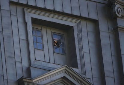 A trumpet player plays the traditional 10 o'clock music from a window of St. Michael's Church (Sankt Michaelis) in Hamburg, Germany, November 23, 2015, before the memorial service for the late former West German Chancellor Helmut Schmidt. Schmidt died on November 10, aged 96 and leaders from around Europe praised him as an architect of international cooperation and post-war European integration. REUTERS/Kai Pfaffenbach