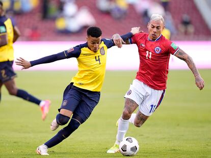 El futbolista de la selección de Ecuador, Byron Castillo, y el de la selección de Chile, Eduardo Vargas, en un partido el 5 de septiembre de 2021, en Quito.