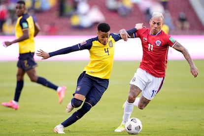 El futbolista de la selección de Ecuador, Byron Castillo, y el de la selección de Chile, Eduardo Vargas, en un partido el 5 de septiembre de 2021, en Quito.