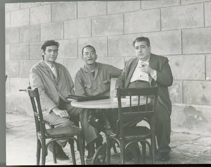 De izquierda a derecha, Julio Cortázar, el fotógrafo Chinolope y José Lezama Lima en La Habana en 1963.