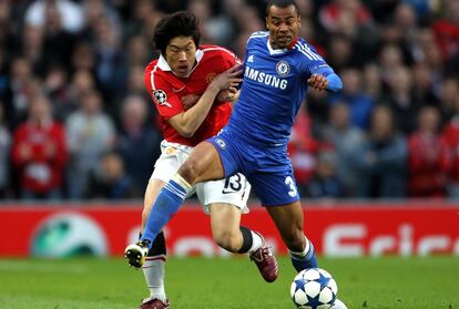 El lateral del Chelsea Ashley Cole y el extremo del Manchester United Ji-Sung Park pugnan por el balón. Es la segunda vez que los dos equipos ingleses se enfrentan en la Liga de Campeones. Antes, solo se vieron las caras en la final de Moscú de 2008, en la que triunfaron los 'red devils'.