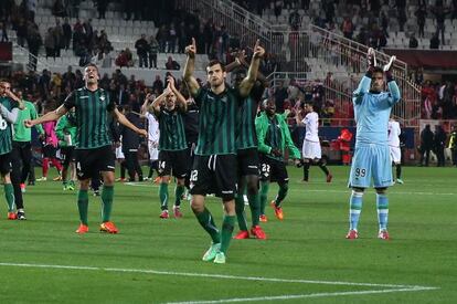 Los jugadores del Betis saludan a sus aficionados