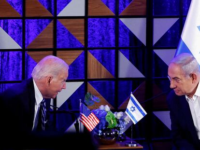 Joe Biden, presidente de EE UU, y Benjamín Netanyahu, primer ministro de Israel, en Tel Aviv el 18 de octubre, 11 días después de los ataques de Hamás.