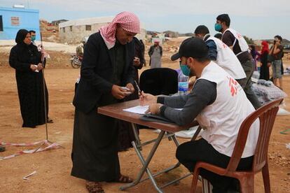 Trabajadores de Médicos sin Fronteras reparten ropa y abrigo en el norte de Siria.