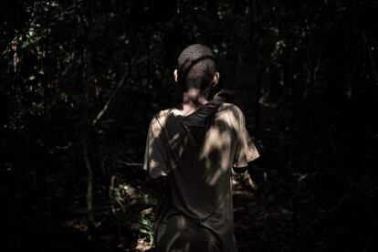 Sin embargo, se esperan otras dificultades, según Yvon Amolet: "Cuando los bayaka van al bosque, es cuando la gente aprovecha para ofrecerles participar en caza furtiva. Algunos cazadores les agreden", se preocupa. Sobre todo porque la caza ilegal podría intensificarse en caso de agravamiento de la epidemia, según Luis Arranz, quien ya debe garantizar la preservación del parque con medios reducidos. "Por el momento, la situación no ha cambiado. Pero si llega el virus, aumentará la caza furtiva, se aprovecharán de ellos", dice. En la imagen, Henriette Memba se adentra en el bosque.