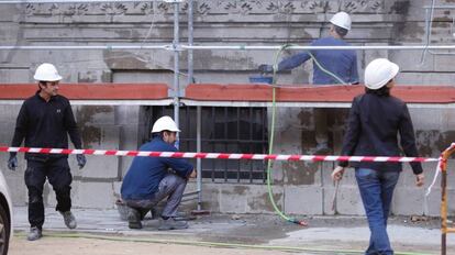 Un grupo de obreros trabaja en una calle de Sevilla.