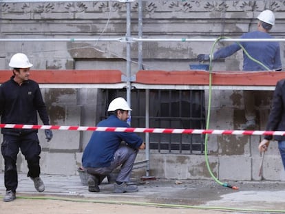 Un grupo de obreros trabaja en una calle de Sevilla.