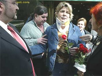 Los gestos de tristeza, exposición de pancartas y flores en recuerdo a las víctimas se alternaron en los colegios electorales del barrio de Santa Eugenia, escenario de una las explosiones, con los gestos de ánimo y cariño a los vecinos heridos que acudieron a votar.