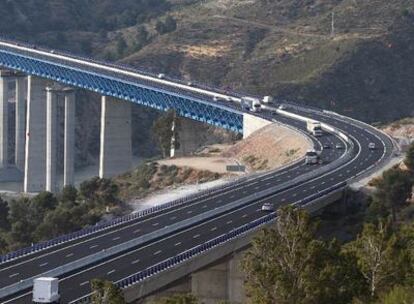 Varios vehículos circulan por el tramo de la autovía entre Granada y Motril inaugurado ayer a su paso por la presa de Rules.