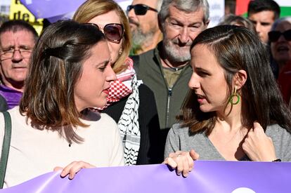Irene Montero (a la izquierda), ministra de Igualdad en funciones, y la ministra de Derechos Sociales y Agenda 2030 en funciones, Ione Belarra durante una manifestación el día 18 en Madrid.