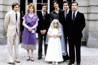 La duquesa con sus hijos Fernando (izquierda), Cayetano, Jacobo, Alfonso, Carlos y María Eugenia.