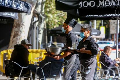 Dos camareros, el pasado domingo en una terraza del centro de Madrid.