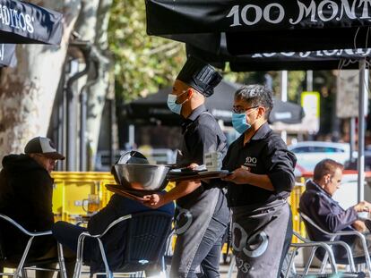 Dos camareros, el pasado domingo en una terraza del centro de Madrid.