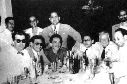 Imagen del 'Grupo de Barranquilla'. De izda. a dcha., de pie: Alfredo Delgado, Carlos de la Espriella, Germán Vargas, Fernando Cepeda, Orlando Rivera (figurita). Sentados: Roberto Prieto, Eduardo Fuenmayor, Gabriel García Márquez, Alfonso Fuenmayor, Ramón Vinyes ('el sabio catalán') y Rafael Marriaga.