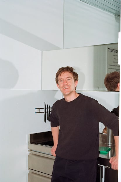 El arquitecto Eduardo Mediero en la pequeña cocina de su apartamento.