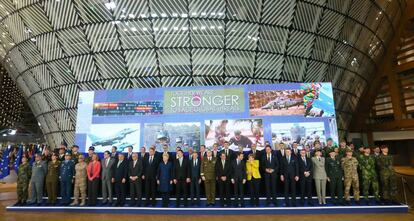 Foto de familia de los 24 Estados miembro de la Cooperación Estructurada Permanente de la UE, en el marco de la reunión del Consejo Europeo celebrada en Bruselas (Bélgica) el 14 de diciembre de 2017.