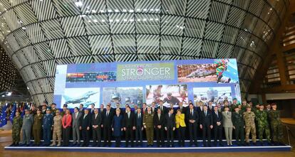 Foto de familia de los 24 Estados miembro de la Cooperaci&oacute;n Estructurada Permanente de la UE, en el marco de la reuni&oacute;n del Consejo Europeo celebrada en Bruselas (B&eacute;lgica) el 14 de diciembre de 2017.