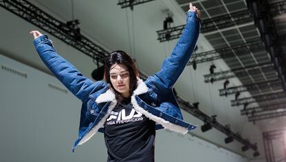 FILA

La marca (y principalmente su debut con Rubchinskiy) también cuenta con la aprobación de las celebrities. Kendall Jenner se ha dejado ver con una de sus camisetas tras el desfile de Alexander Vauthier hace unos meses, al igual que el rapero A$AP Rocky en el de Raf Simons.