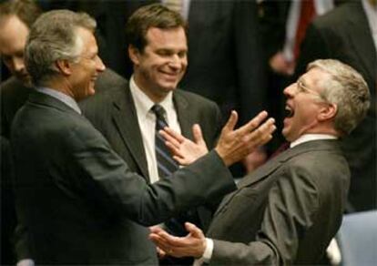 Dominique de Villepin (izquierda) y Jack Straw, ayer, antes de la intervención de Powell en la ONU.