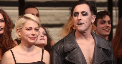 Michelle Williams y Alan Cumming, el día del estreno, en abril de 2014, de 'Cabaret'.