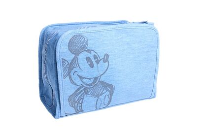 De viaje: neceser con tela vaquera y detalle de Mickey Mouse. Puedes comprarlo en la tienda on line de women´secret (7,99 euros).