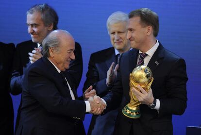 Putin se cayó a última hora de la delegación rusa, pero eso no afectó al resultado. El ministro de Deportes, Vitaly Mutko, recogió la Copa del Mundo de manos de Blatter en reconocimiento a su victoria.