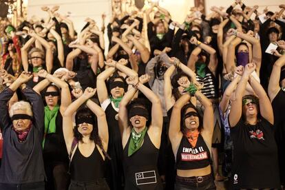 'Um estuprador em seu caminho' –como se batiza a coreografia– atravessou fronteiras em um grito conjunto de mulheres de todas as idades contra o patriarcado e “os machos estupradores”. Na imagem, um grupo de mulheres participa da performance no Rio de Janeiro em 3 de dezembro.