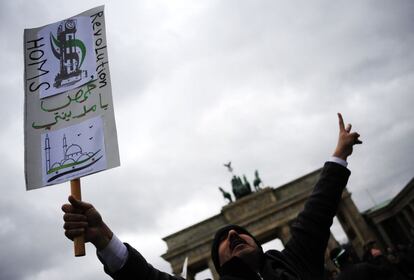 Un hombre participa en una manifestación contra el régimen sirio en Berlín.