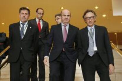 GRA219. SITGES (BARCELONA), 29/05/2014.- El ministro de Econom&iacute;a, Luis de Guindos (c), junto al presidente de Hotusa, Amancio L&oacute;pez (i) y el vicepresidente del C&iacute;rculo de Econom&iacute;a, Artur Carulla (d), a su llegada a la jornada inaugural de las XXX jornadas del C&iacute;rculo de Econom&iacute;a de Sitges (Barcelona), en la que tambi&eacute;n ha participado el presidente de la Generalitat, Artur Mas. EFE/Susanna S&aacute;ez