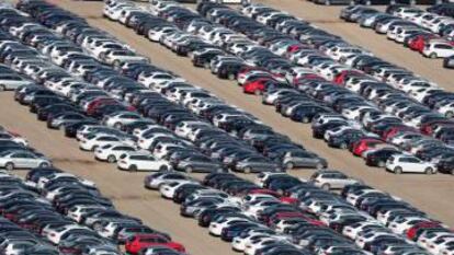 Coches de Volkswagen y Audi listos para su distribución desde Victorville, en el Estado de California. 