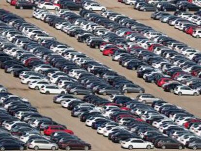 Coches de Volkswagen y Audi listos para su distribución desde Victorville, en el Estado de California. 