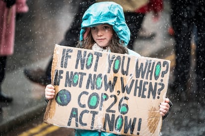 Una niña con una pancarta en una protesta en Glasgow.