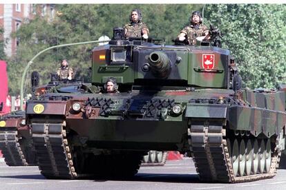 Tanques <b>Leopard,</b> durante el desfile de la fiesta nacional del Doce de Octubre de 2002.