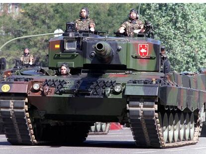 Tanques <b>Leopard,</b> durante el desfile de la fiesta nacional del Doce de Octubre de 2002.