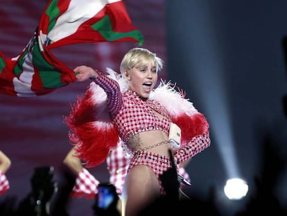 Miley Cyrus en un concert a Barcelona el 2014.