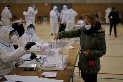 Una dona vota a l'hora que ho poden fer els infectats al poliesportiu Espanya Industrial de Barcelona.