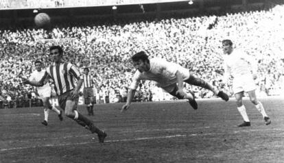 De Felipe despeja ante Irureta en un Madrid-Atl&eacute;tico. Tras ellos, Zoco (a la derecha de la imagen) y Grosso.